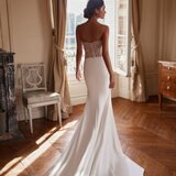 Fata tanara serioasa pentru curatenie